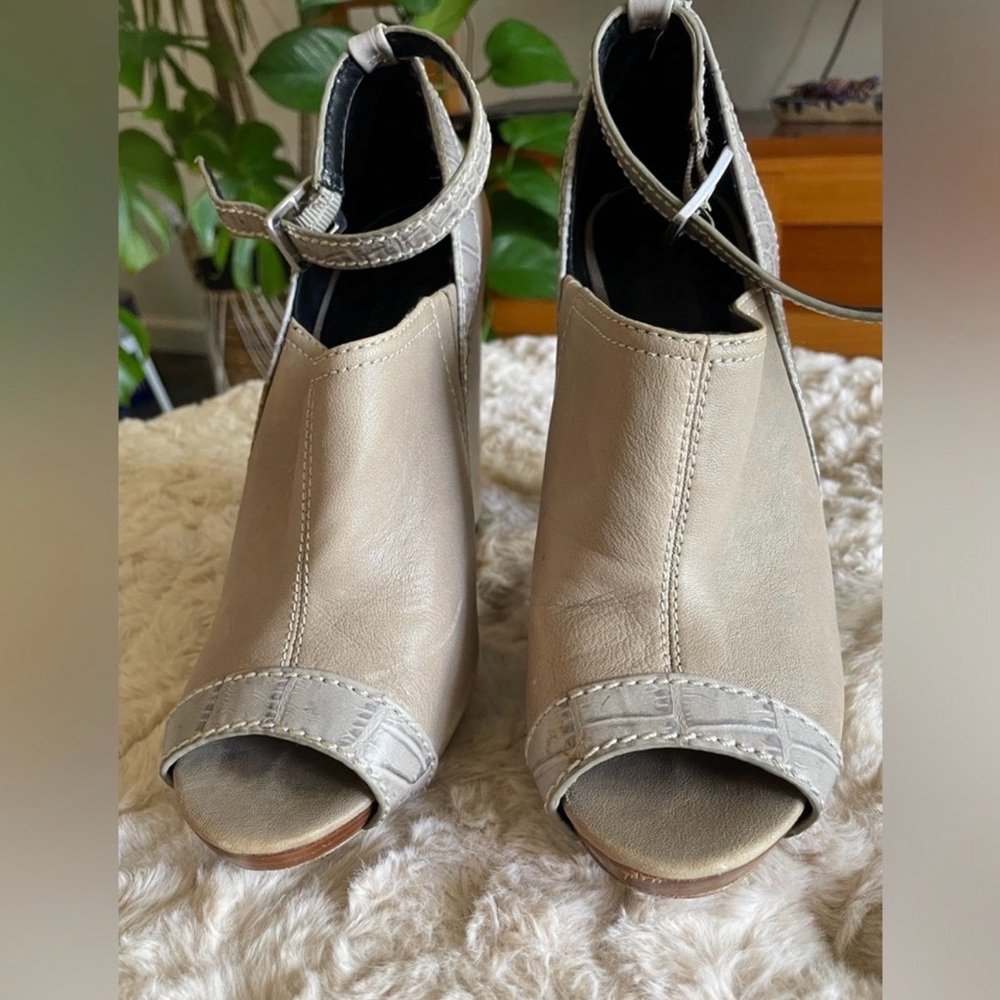 BCBGMAXAZRIA Reagan platform heels Peep-Toe
